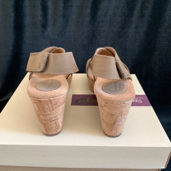 NEW IN BOX! Caslynn Shae Clark Wedge Sandals - Picture 4 of 7